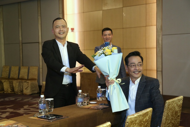 NSND Hoàng Dũng đi lại khó khăn sau trận ốm - Hình 1