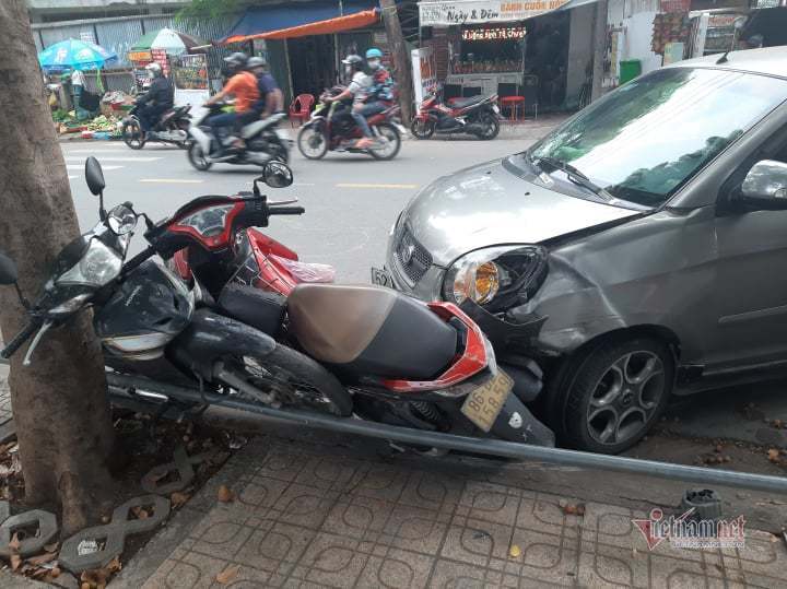 Ô tô tông dồn 4 xe máy trên phố Sài Gòn, hai cô gái bị thương - Hình 2