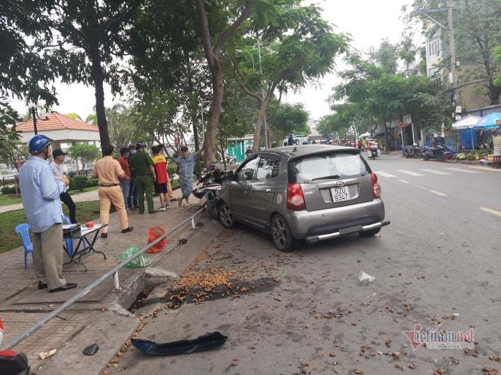 Ô tô tông dồn 4 xe máy trên phố Sài Gòn, hai cô gái bị thương - Hình 3