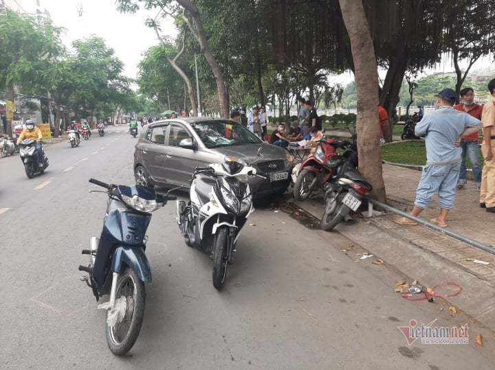Ô tô tông dồn 4 xe máy trên phố Sài Gòn, hai cô gái bị thương - Hình 1
