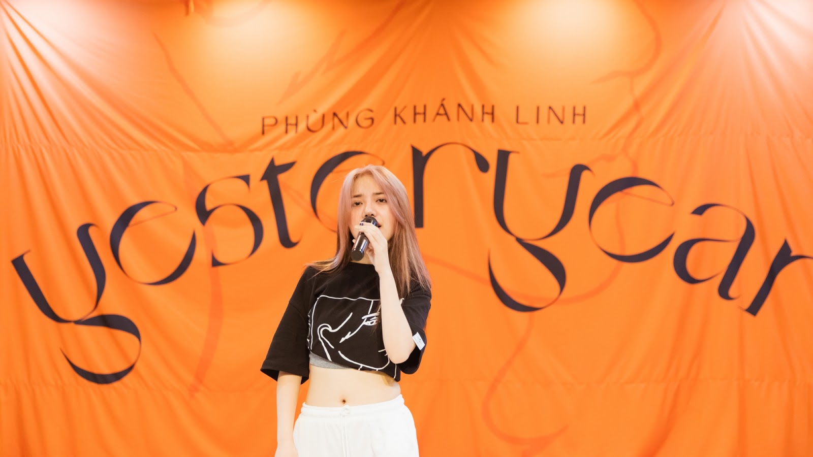 Showcase đầu tiên trong sự nghiệp của Phùng Khánh Linh: Giọng hát bay bổng cùng vũ đạo điêu luyện - Hình 12