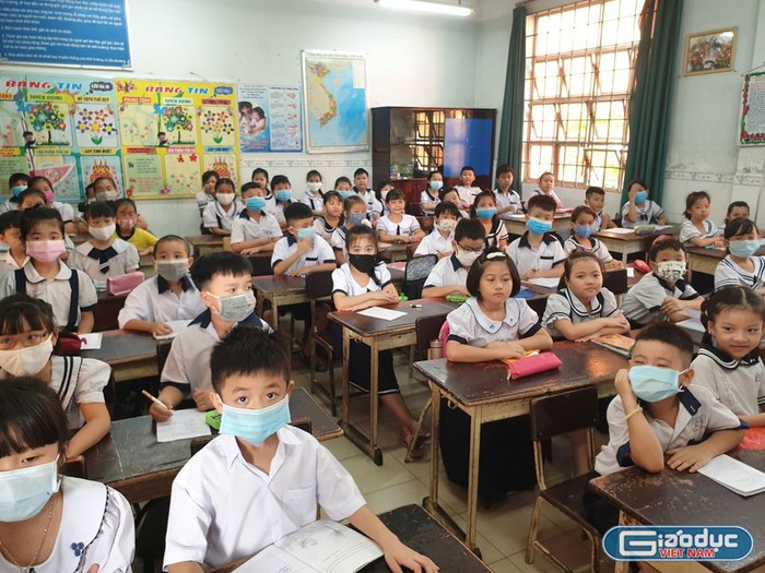 Sĩ số lớp học quá đông, rất khó để đạt được mục tiêu của chương trình mới - Hình 1