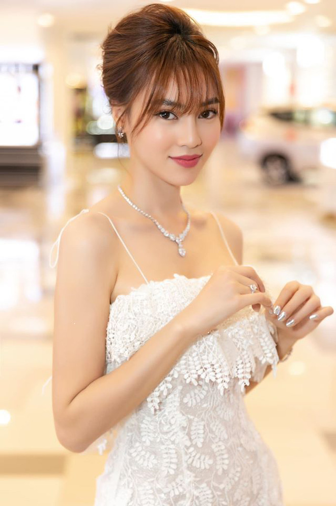 Soi lại cách Lan Ngọc ứng xử với đồng nghiệp tại các sự kiện: Đa phần lễ phép thân thiện, riêng với Thuỷ Tiên 2 lần đối lập hẳn? - Hình 5
