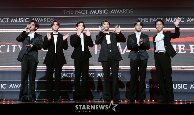 Thảm đỏ khủng The Fact: BTS gây sốc visual, Seohyun và Soojin khoe vòng 1 căng tràn, ITZY mặc gì thảm họa thế này? - Hình 1