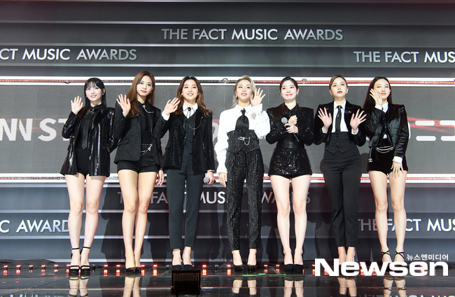 Thảm đỏ khủng The Fact: BTS gây sốc visual, Seohyun và Soojin khoe vòng 1 căng tràn, ITZY mặc gì thảm họa thế này? - Hình 14