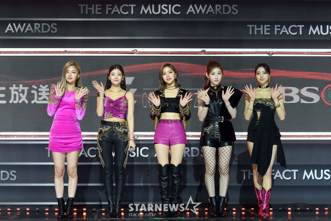 Thảm đỏ khủng The Fact: BTS gây sốc visual, Seohyun và Soojin khoe vòng 1 căng tràn, ITZY mặc gì thảm họa thế này? - Hình 13