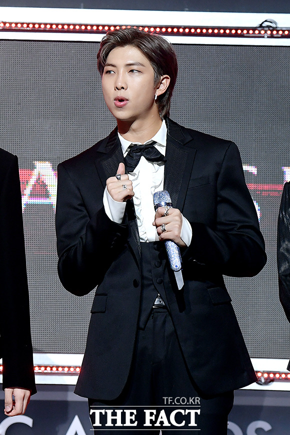 Thảm đỏ khủng The Fact: BTS gây sốc visual, Seohyun và Soojin khoe vòng 1 căng tràn, ITZY mặc gì thảm họa thế này? - Hình 6