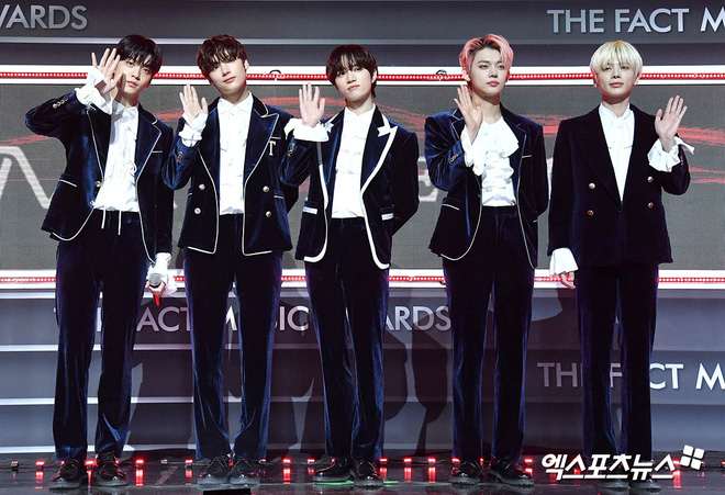 Thảm đỏ khủng The Fact: BTS gây sốc visual, Seohyun và Soojin khoe vòng 1 căng tràn, ITZY mặc gì thảm họa thế này? - Hình 27