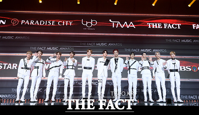 Thảm đỏ khủng The Fact: BTS gây sốc visual, Seohyun và Soojin khoe vòng 1 căng tràn, ITZY mặc gì thảm họa thế này? - Hình 25