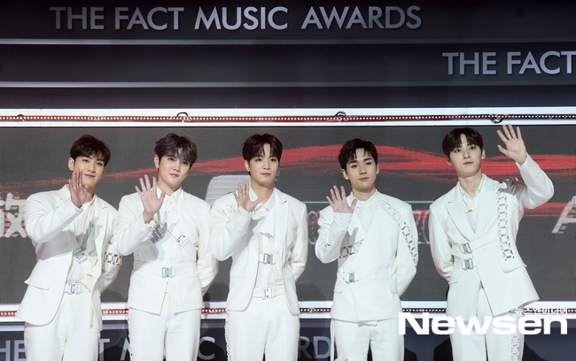 Thảm đỏ khủng The Fact: BTS gây sốc visual, Seohyun và Soojin khoe vòng 1 căng tràn, ITZY mặc gì thảm họa thế này? - Hình 24