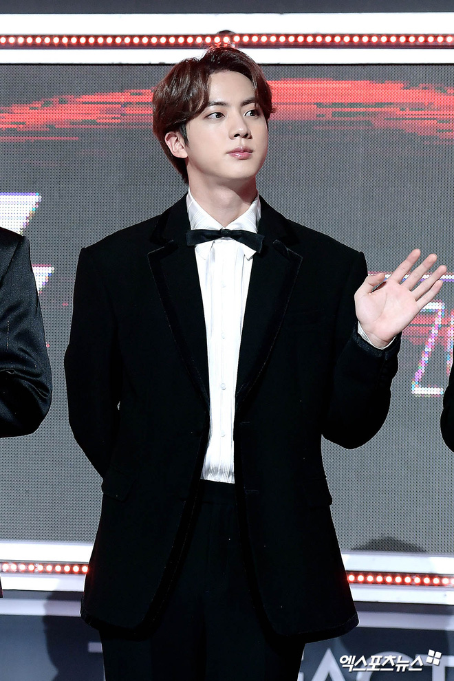 Thảm đỏ khủng The Fact: BTS gây sốc visual, Seohyun và Soojin khoe vòng 1 căng tràn, ITZY mặc gì thảm họa thế này? - Hình 2