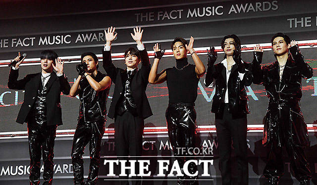 Thảm đỏ khủng The Fact: BTS gây sốc visual, Seohyun và Soojin khoe vòng 1 căng tràn, ITZY mặc gì thảm họa thế này? - Hình 26