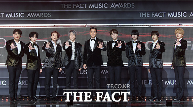 Thảm đỏ khủng The Fact: BTS gây sốc visual, Seohyun và Soojin khoe vòng 1 căng tràn, ITZY mặc gì thảm họa thế này? - Hình 17