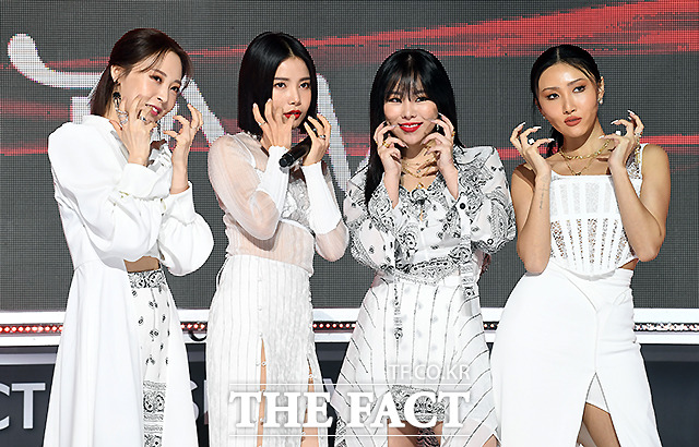 Thảm đỏ khủng The Fact: BTS gây sốc visual, Seohyun và Soojin khoe vòng 1 căng tràn, ITZY mặc gì thảm họa thế này? - Hình 16