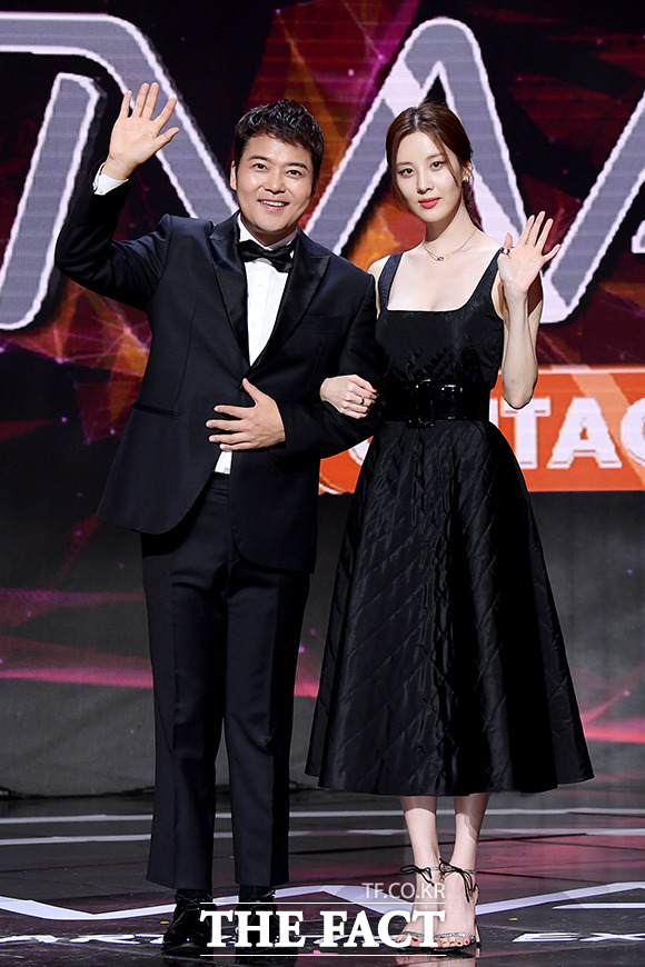 Thảm đỏ khủng The Fact: BTS gây sốc visual, Seohyun và Soojin khoe vòng 1 căng tràn, ITZY mặc gì thảm họa thế này? - Hình 8