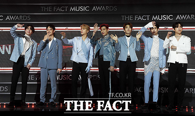 Thảm đỏ khủng The Fact: BTS gây sốc visual, Seohyun và Soojin khoe vòng 1 căng tràn, ITZY mặc gì thảm họa thế này? - Hình 23