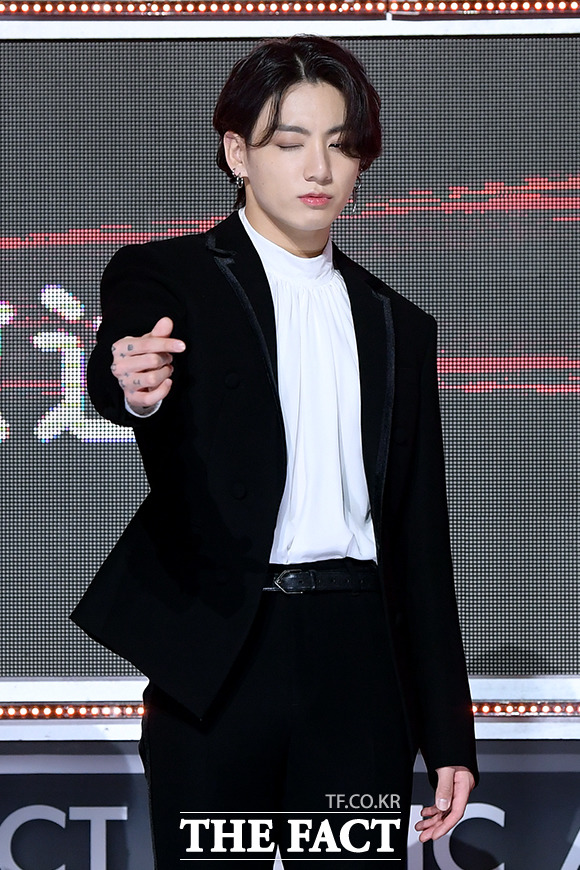 Thảm đỏ khủng The Fact: BTS gây sốc visual, Seohyun và Soojin khoe vòng 1 căng tràn, ITZY mặc gì thảm họa thế này? - Hình 5