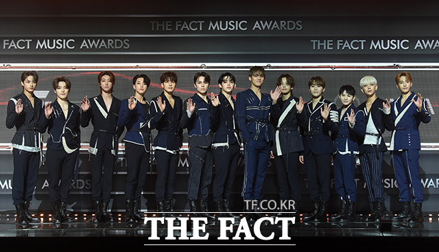 Thảm đỏ khủng The Fact: BTS gây sốc visual, Seohyun và Soojin khoe vòng 1 căng tràn, ITZY mặc gì thảm họa thế này? - Hình 22