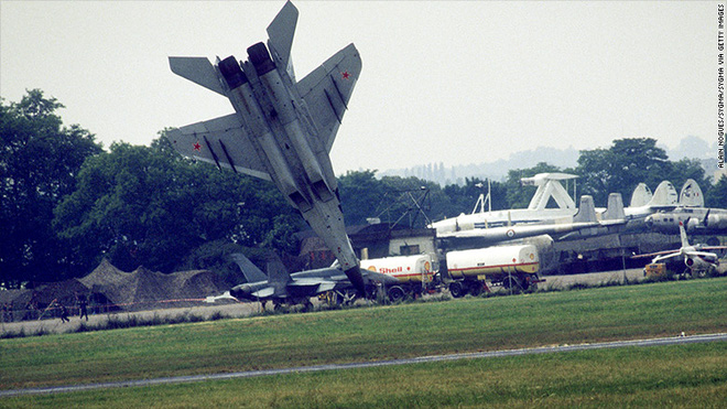 Tiêm kích MiG-29 sấp mặt - Màn khai mạc tệ hại ở Pháp - Hình 1