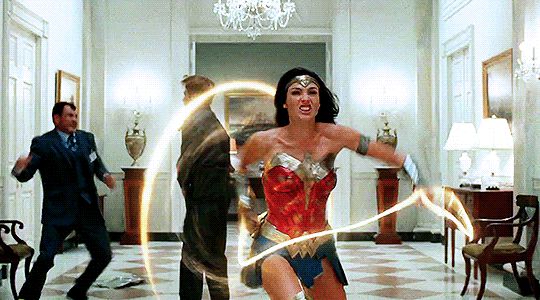 Trông sợi chỉ vàng của Taylor Swift ở MV quen quen, chị mượn thẳng thừng từ Wonder Woman luôn? - Hình 3