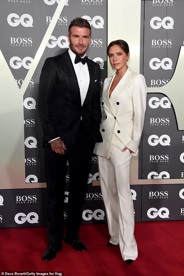 Victoria Beckham diện quần da bóng, ôm trọng vòng ba quyến rũ - Hình 6