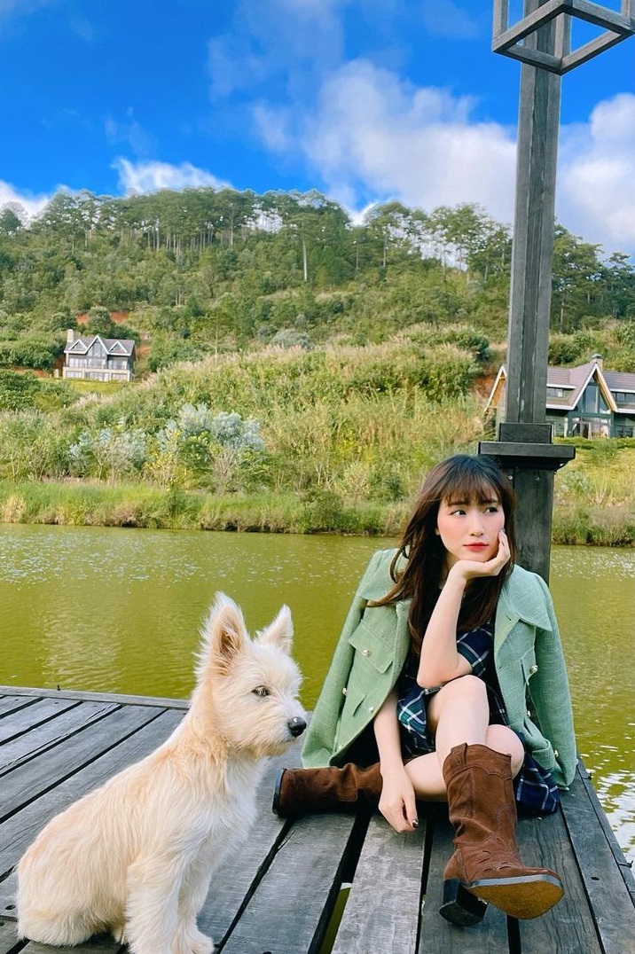 Vốn hay đi giày cao gót khủng, Hòa Minzy đã xoay xở thế nào khi chuyển sang giày đế thấp để không lùn một mẩu? - Hình 7