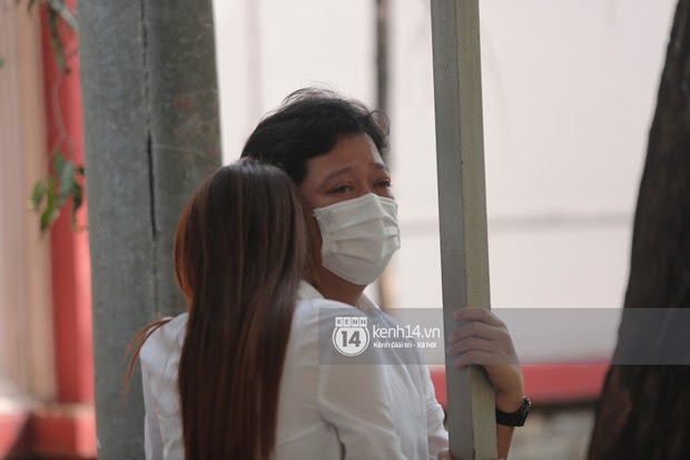Xúc động: Loạt nghệ sĩ rủ nhau cùng mặc áo trắng đến viếng NS Chí Tài, Trường Giang liên tục bật khóc khi thấy thi hài đàn anh - Hình 2