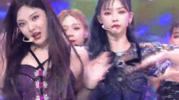 Fan hú hồn khi thấy ai như Soojin ((G)I-DLE) trong dàn dancer của aespa, CUBE trả lương thấp quá nên phải làm vũ công part-time hay gì? - Hình 1