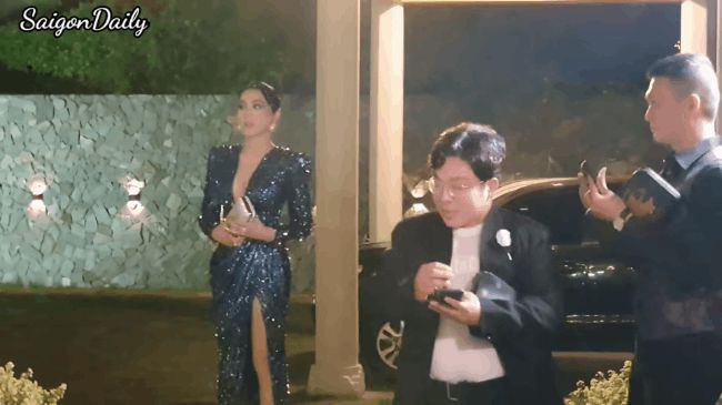 Đi đám cưới tình cũ Quý Bình, Lâm Khánh Chi thay tới 2 bộ váy cắt khoét hiểm hóc, chỉ vì đôi cao gót khủng nhưng xém chút thì vồ ếch - Hình 2