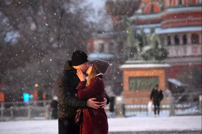 Hôn nhau dưới mưa tuyết: Hình ảnh cặp đôi hôn nhau dưới mưa tuyết sẽ làm bạn cảm thấy ngọt ngào và lãng mạn hơn bao giờ hết. Hãy cùng chia sẻ khoảnh khắc lãng mạn này và để trái tim của bạn tràn ngập niềm vui.