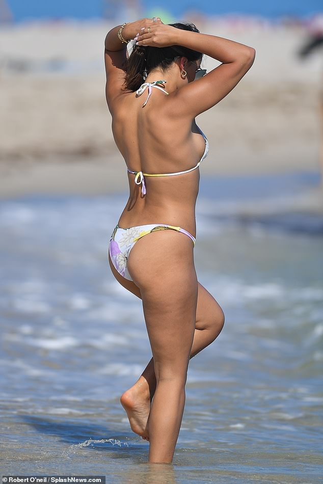 Gà cưng của tạp chí áo tắm danh tiếng Sports Illustrated bốc lửa với bikini ở biển - Hình 2