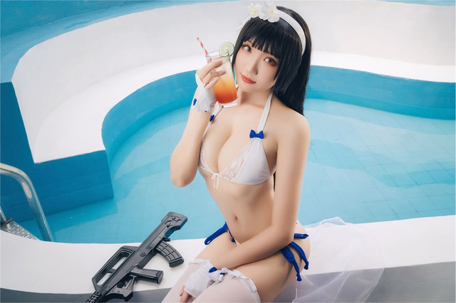 Watching the beauty Girls' Frontline in a bikini by the pool - Photo 3