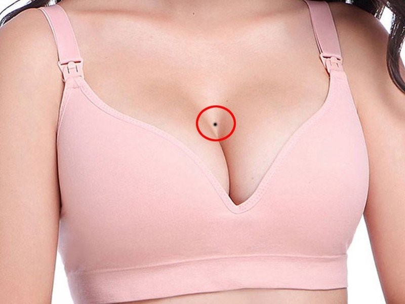 Theo nhân tướng học thì nốt ruồi trên ngực phụ nữ nói lên điều gì? - Hình 4