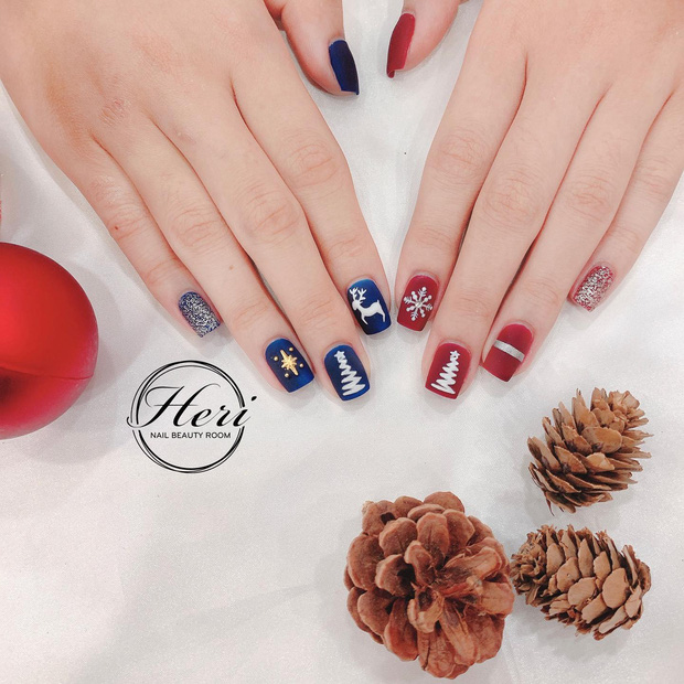 Nail phong cách giáng sinh: Hãy thể hiện phong cách thật đặc trưng cho ngày lễ giáng sinh với những kiểu nail phong cách độc đáo. Các mẫu với hoa tuyết, cây thông hay hình ảnh ông già noel sẽ giúp bạn trở nên rực rỡ và lung linh hơn trong ngày lễ này.