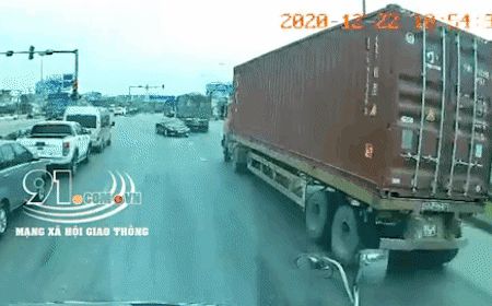 CLIP: Khoảnh khắc ô tô con lao ngược chiều, tông kinh hoàng vào xe container - Hình 1