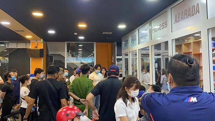 Không thể chịu nổi vì bị tạt mắm tôm, gym chúa cầu cứu cơ quan chức năng - Hình 2