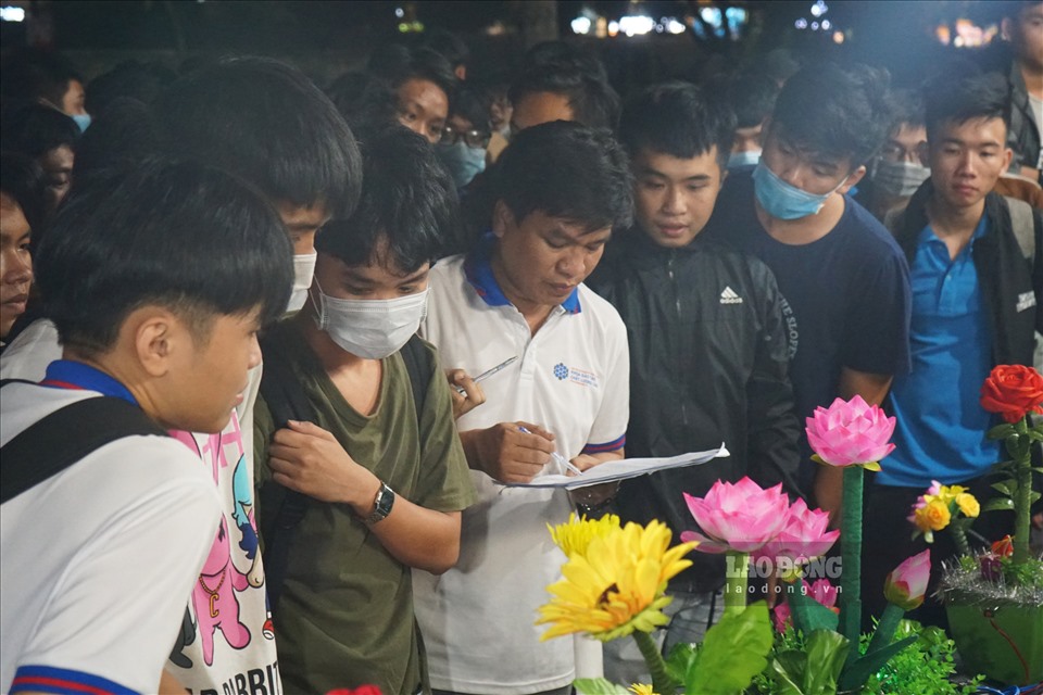 Sinh viên chế tạo hàng trăm robot hoa nhún nhảy theo nhạc - Hình 1