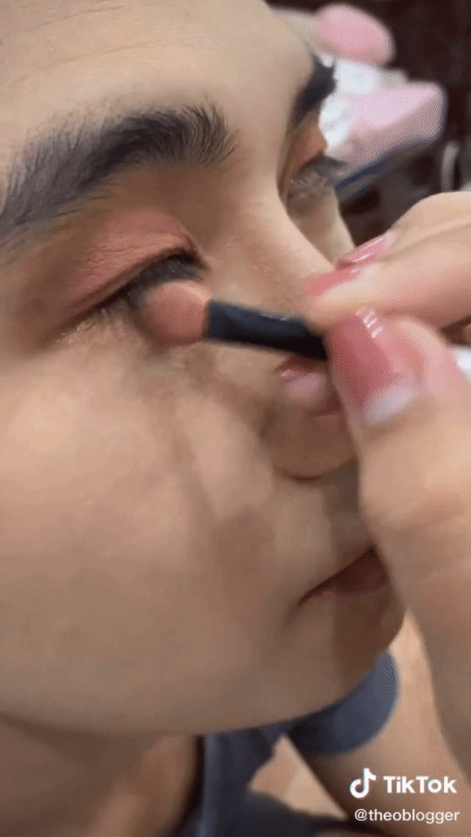 Cô nàng lôi bạn trai ra làm mẫu make-up, xong xuôi mới thấy tứk á vì sao còn xinh hơn mình - Hình 2