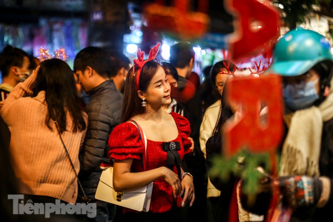 Ngắm những bóng hồng xinh đẹp trong đêm Giáng sinh ở phố Hàng Mã - Hình 7