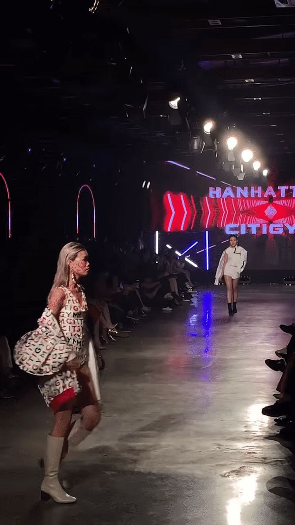 Clip: Thanh Tâm bắp cần bơ ngã oạch trên sàn catwalk, trai 6 múi lập tức đến khuân đi - Hình 1