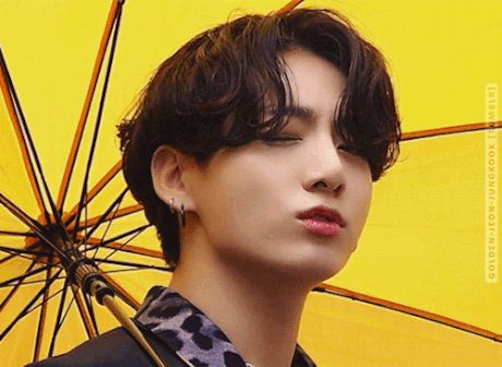 Jung Kook (BTS) cầm ô: Ngày xưa bé bi, ngày nay như nam thần - Hình 9