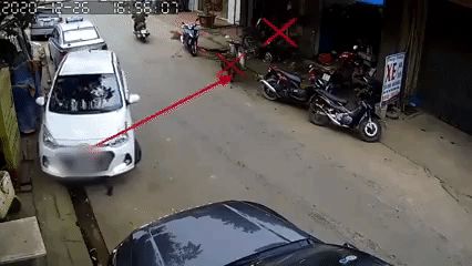 Clip: Nữ tài xế lùi xe bất cẩn tông trúng ô tô phía sau rồi húc hàng loạt xe máy đổ rạp, người dân nháo nhào ra trợ giúp - Hình 1