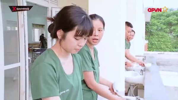 Khánh Vân bật khóc khi bị Nam Thư nói ngoan cố về chuyện tắm chung, Diệu Nhi liền đưa ra phương án giải quyết - Hình 3