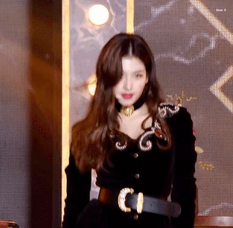 Sana (Twice) lúc đáng yêu, lúc lại như hồ ly với ánh mắt sát thương - Hình 2