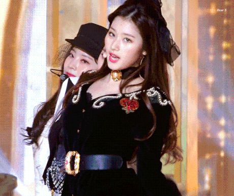 Sana (Twice) lúc đáng yêu, lúc lại như hồ ly với ánh mắt sát thương - Hình 3