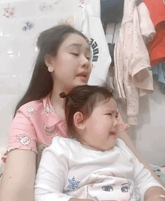 Clip con gái khóc tìm Vân Quang Long suốt 1 tuần trước khi anh qua đời ở Mỹ, nhìn ánh mắt con thơ mà chạnh lòng - Hình 1