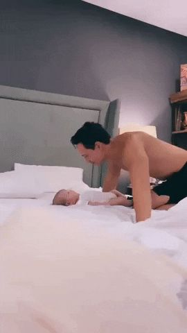 Hà Hồ khoe khoảnh khắc Kim Lý mùi mẫn chơi với con nhỏ, dân tình chỉ soi body sexy ngộp thở của daddy hot nhất Vbiz - Hình 1