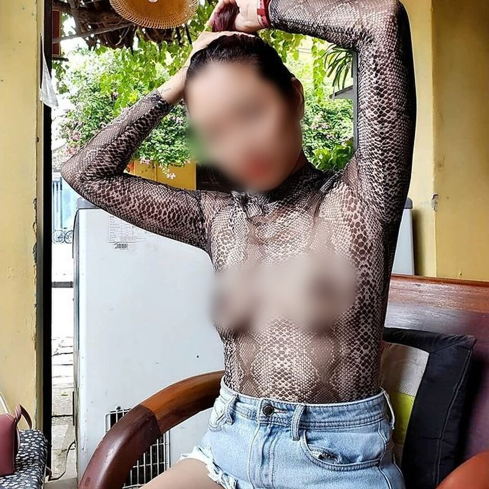 Chị gái thả rông ăn mặc phản cảm check in đến Ngọc Sơn. Sở thích hay là chiêu trò? - Hình 4