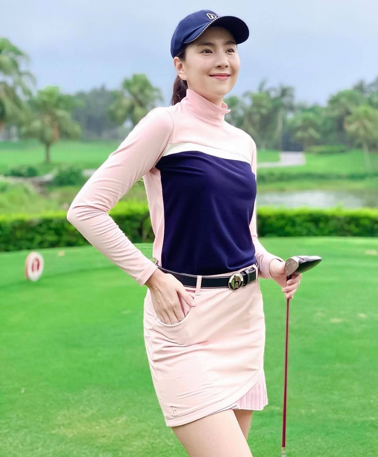 Ngô Bảo Nghi tự tin thi đấu trong trang phục đánh golf áo golf có cổ