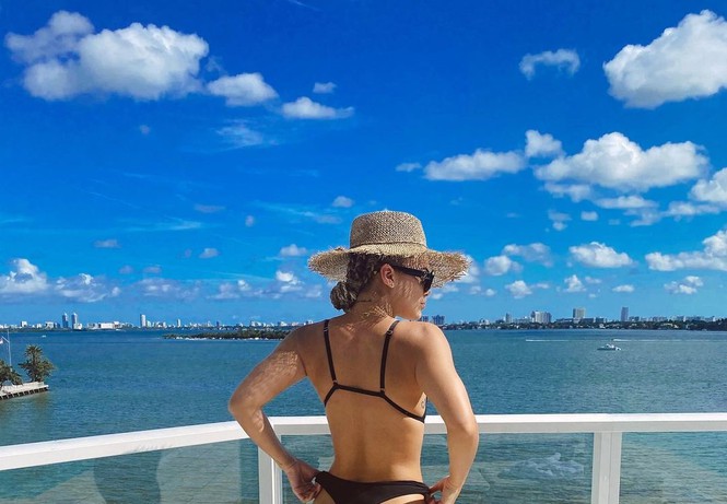 Mỹ nhân áo tắm Jasmine Sanders thả dáng tròn đầy ở Miami - Hình 3